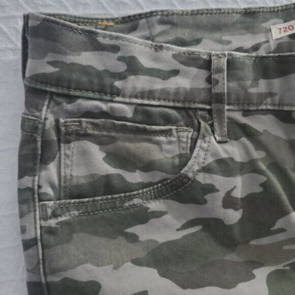LEVI STRAUSS- 720 HIGH RISE SUPER SKINNY CROP STRETCH CAMO PANTS - Picture 11 of 12